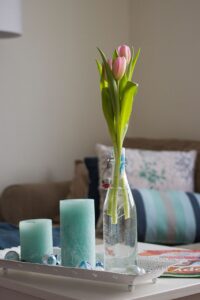 How to decorate your living room with artificial tulips