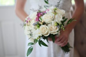 How to decorate your home with artificial flowers for an indoor wedding