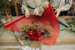 How to decorate your home with fake flowers for an indoor wedding